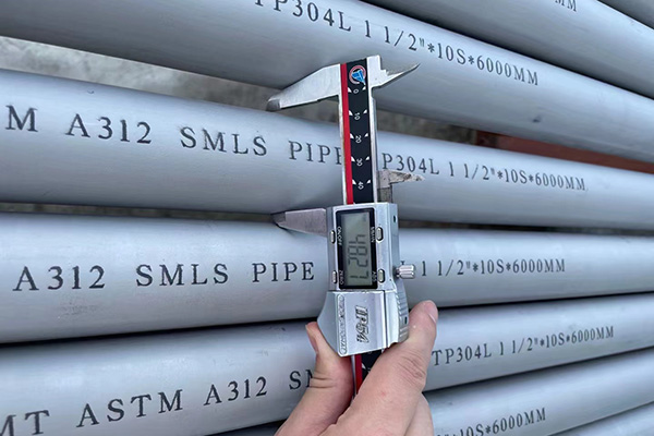 SEAMLESS VS WELDED STAINLESS STEEL PIPES TUBE